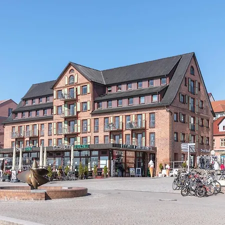 Historischer Kornspeicher Am Stadthafen * Waren (Mueritz)